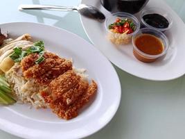 Gedämpfter Reis mit gekochtem Hähnchen, gemischt mit gebratenem Hähnchen, Seitenansicht. das beliebteste streetfood in thailand heißt khao mun gai. foto