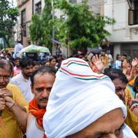 neu delhi, indien 01. juli 2022 - eine riesige zusammenkunft von eifrigen aus verschiedenen teilen von delhi anlässlich ratha yatra oder rathyatra. Rath für Lord Jagannath, gezogen von Menschen, Jagannath Rath Yatra foto