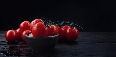 Reife rote Tomaten auf einem Holztisch. foto