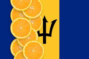 Barbados-Flagge und Zitrusfruchtscheiben vertikale Reihe foto