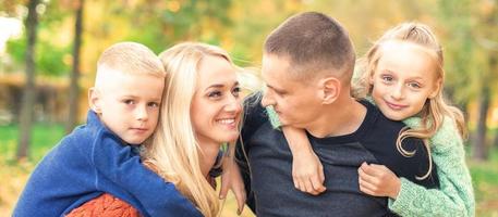 Porträt der jungen Familie im Herbstpark foto