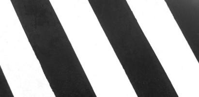 schwarz-weiß gestrichene Wand für Hintergrund oder Tapete. Verkehrslinie auf Boden oder Boden. foto
