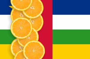 Flagge der Zentralafrikanischen Republik und vertikale Reihe von Zitrusfruchtscheiben foto