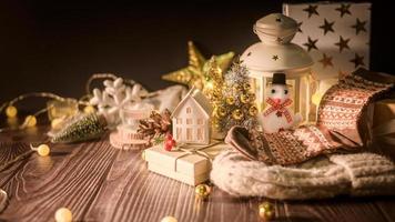 weihnachts- und winterdekorationen auf holztisch mit dekorativen lichtern, weihnachtshintergrund foto