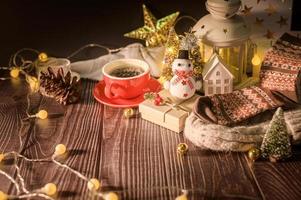 weihnachts- und winterdekorationen auf holztisch mit dekorativen lichtern, weihnachtshintergrund foto