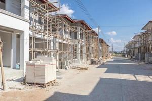 bau wohnbau neues haus im bau auf baustelle siedlung entwicklung foto