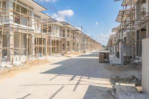 bau wohnbau neues haus im bau auf baustelle siedlung entwicklung foto