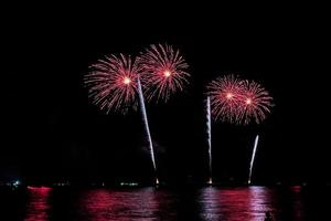 Feuerwerksfeier über dem Meer in Pattaya Beach foto