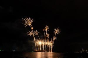 feuerwerksfeier über dem meer in pattaya beach foto