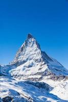 Blick auf Matterhorn an einem klaren sonnigen Tag foto