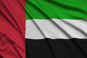 die flagge der vereinigten arabischen emirate ist auf einem sportstoff mit vielen falten abgebildet. Sportteam-Banner foto