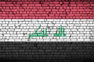 Die Irak-Flagge ist auf eine alte Backsteinmauer gemalt foto