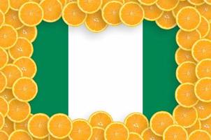 nigerianische flagge im rahmen mit frischen zitrusfruchtscheiben foto