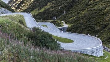 Tremola, Serpentinen zum Pass Gotthard in der Schweiz foto