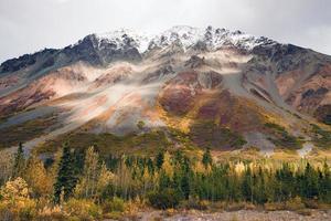 Herbstfarbe schneebedeckte Spitze Alaska Range Herbst Herbstsaison