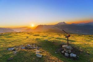 Berggipfel des Saibi-Berges bei Sonnenaufgang foto