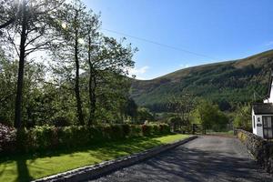 Fahrbahn und Häuschen auf dem Land Ennerdale foto