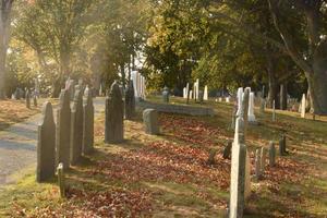 Alter Friedhof mit historischen Steinen im Herbst foto