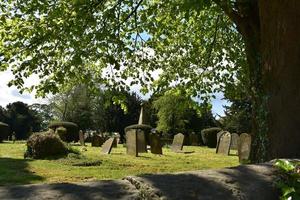 alte Grabsteine auf einem Friedhof in England foto