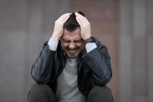 Porträt eines Mannes mittleren Alters mit posttraumatischer Belastungsstörung foto