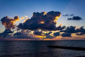 Heller bewölkter Himmel bei Sonnenuntergang über dem Meer. Landschaft, Himmelslandschaft foto