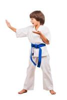 Karate Kid. voller Länge des kleinen Jungen in Karate-Pose. Karate-Choreographie-Position. foto