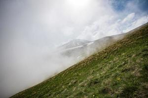 fabelhafter herrlicher blick auf die kaukasusberge und den himmel foto