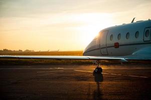 abheben. Nahaufnahme des Flugzeugs, das vom Flughafen abhebt foto