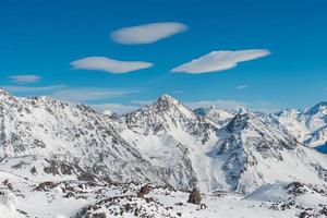 schneebedeckte blaue Berge in den Wolken foto