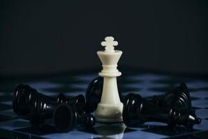 weiße und schwarze Schachfiguren auf einem Schachbrett. foto