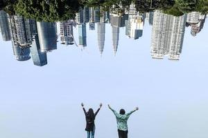 ein konzeptionelles bild von menschen, die die stadt kuala lumpur, malaysia, lieben foto