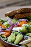 Frühstück mit Grapefruit und Fleisch, Tonschale auf Holztisch, Panela, Chili und Brot, Mexiko foto