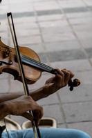Mann, der Geige spielt. musikalisches Thema. Männliche Finger greifen die Saiten und halten den Bogen foto