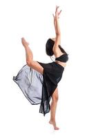 junger Balletttänzer, der über weißem Hintergrund aufwirft foto