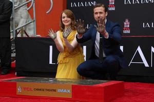 los angeles, 7. dezember - emma stone, ryan gosling bei der hand- und fußabdruckzeremonie von emma stone und ryan gosling im tcl chinese theater am 7. dezember 2016 in los angeles, ca foto