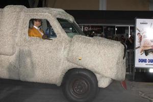 los angeles, nov 3 - mutt cutts van, jim carrey at the dumb and dumber zur Premiere im Dorftheater am 3. november 2014 in los angeles, ca foto