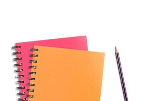 Farbiges Notizbuch und Bleistifte isoliert auf weißem Hintergrund foto