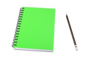 grünes Notizbuch und Bleistifte isoliert auf weißem Hintergrund foto