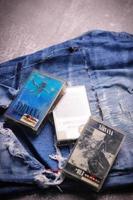 Washington USA - 30. September 2022 Nirvana's Kassette und zerrissene Jeans oder zerrissene Jeans. ein Symbol für den Grunge- oder Seattle-Sound. foto