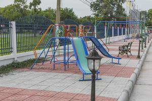 leeres hölzernes buntes schaukelbrett auf spielplatz. foto