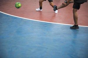 Fußball-Futsal-Ball und Männerteam. foto