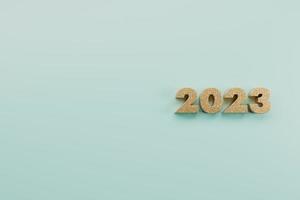 extrudierte Goldzahlen 2023 Neujahr auf blauem Wandhintergrund 3D-Render. foto