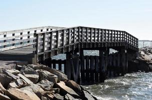 Holzfußbrücke zu einem Steg in Plymouth foto