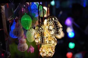 Verschiedene Lichter werden auf dem Ezra-Straßenlaternenmarkt in Kalkutta für Diwali-Dekoration und Diwali-Feier verkauft foto