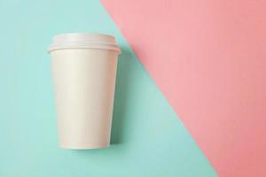 einfach flach gelegt design papier kaffeetasse auf blau rosa pastellfarbenen trendigen hintergrund. Getränkebehälter zum Mitnehmen. guten morgen aufwachen wach konzept. vorlage für getränkemodell. Kopierbereich von oben. foto