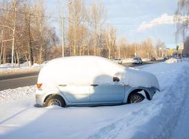 Auto mit Schnee bedeckt. Natur und Mensch. foto