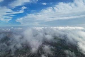 Die schönsten Wolken und der Himmel über der Stadt London Luton in England, Großbritannien foto