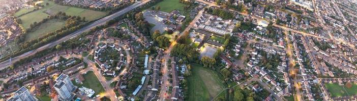 Wunderschöne Luftaufnahme der britischen Stadt, Aufnahmen aus dem hohen Winkel der Drohne foto