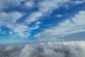 Die schönsten Wolken und der Himmel über der Stadt London Luton in England, Großbritannien foto