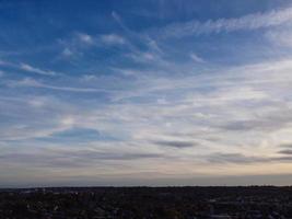 Die schönsten Wolken und der Himmel über der Stadt London Luton in England, Großbritannien foto